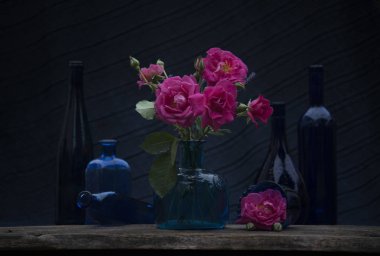 pembe gül yaprakları üzerinde çiy ile yakın çekim