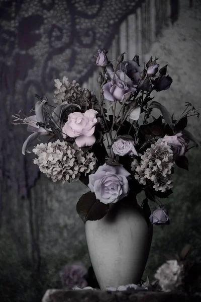 Bunter Rosenstrauß Weißer Vase Auf Holztisch — Stockfoto