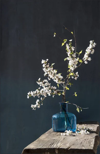 Brac Fleuri Blanc Dans Vase Bleu Sur Une Table Bois — Photo