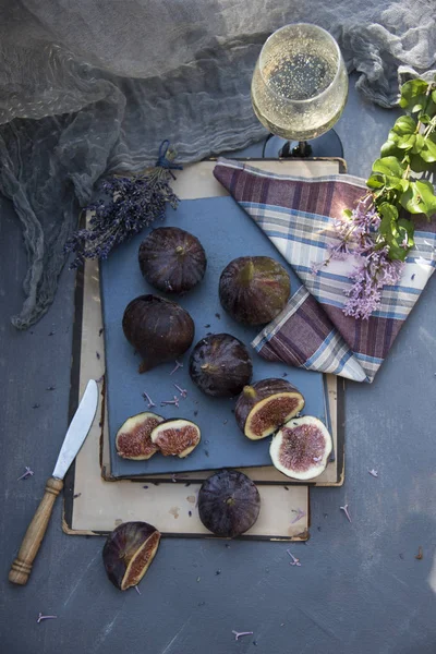 Composition Avec Figues Sur Serviette Verre Vin Fleurs Lilas — Photo