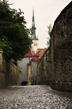 Tallinn, Estonya mimarisi ile yaşlı sokak