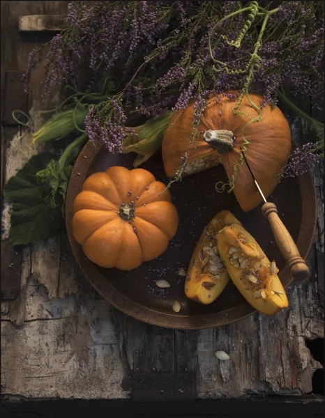 Ansicht Von Reifem Kürbis Und Violetten Blumen Auf Holztisch — Stockfoto