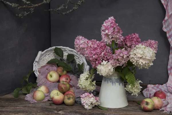 Bunte Fliederfarbene Blüten Weißer Dose Und Reife Äpfel Auf Hölzernem — Stockfoto