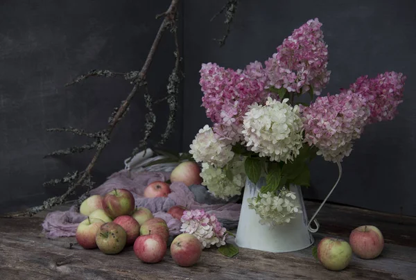 Bunte Fliederfarbene Blüten Weißer Dose Und Reife Äpfel Auf Hölzernem — Stockfoto