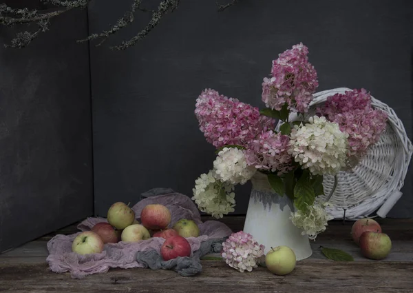 Fleurs Lilas Colorées Boîte Blanche Pommes Mûres Sur Fond Bois — Photo