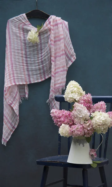 Bunte Fliederfarbene Blumen Weißer Vase Auf Holzstuhl Auf Grauem Hintergrund — Stockfoto
