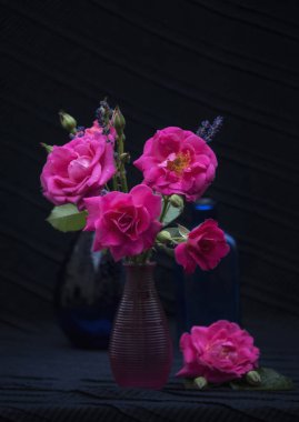 pembe gül yaprakları cam vazo içinde sunulan üzerinde çiy ile yakın çekim