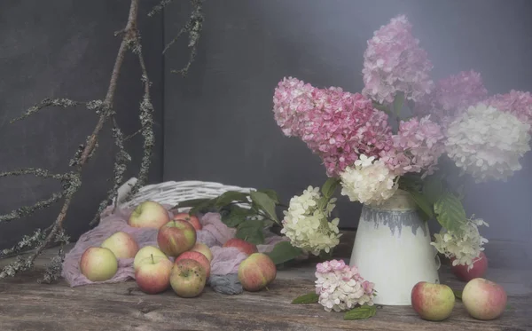 Fleurs Lilas Colorées Boîte Blanche Pommes Mûres Sur Fond Bois — Photo