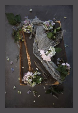 kompozisyon yaşında kitap, taze çiçekler ve eski eşarp