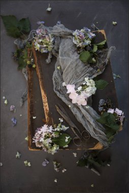 kompozisyon yaşında kitap, taze çiçekler ve eski eşarp