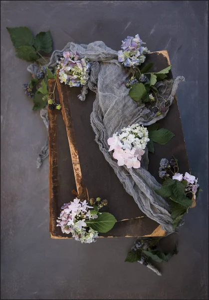 Composición Libros Antiguos Flores Frescas Bufanda Vieja — Foto de Stock