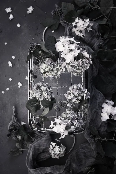 taze çiçekler ve eşarp ile rustik metal sepet tek renkli fotoğraf