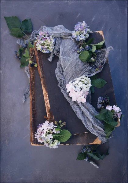 Composición Libros Antiguos Flores Frescas Bufanda Vieja — Foto de Stock