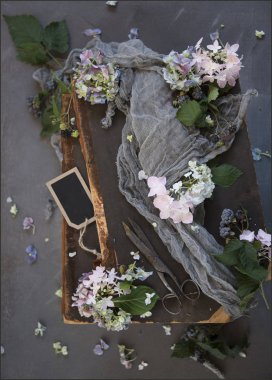 kompozisyon yaşında kitap, taze çiçekler ve eski eşarp