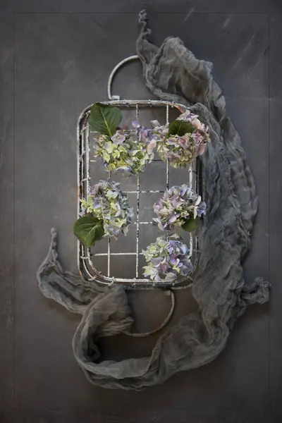 taze çiçekler ve eşarp ile rustik metal sepet üstten görünüm