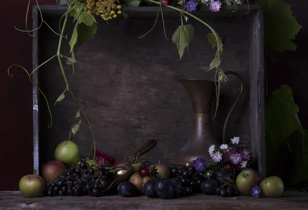 Bodegón Jarra Metálica Frutas Flores Sobre Mesa Sobre Fondo Oscuro — Foto de Stock
