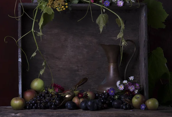 Nature Morte Cruche Métallique Fruits Fleurs Sur Table Sur Fond — Photo