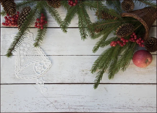 Kerst Wenskaartsjabloon Met Spar Takken Handgemaakte Decoratie Houten Tafel — Stockfoto