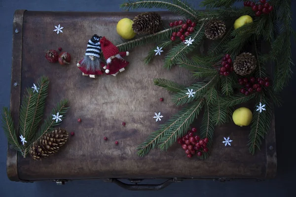 Kerst Wenskaartsjabloon Met Spar Takken Appels Speelgoed Vintage Koffer — Stockfoto