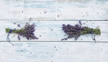 Beyaz ahşap masa üzerinde Lavanta çiçek demetleri 
