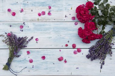 gül ve rustik ahşap masa üzerinde Lavanta çiçek demetleri 