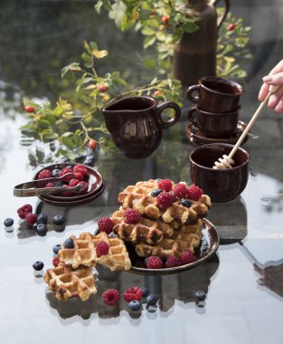 Çilek ve bal ile Liege waffle