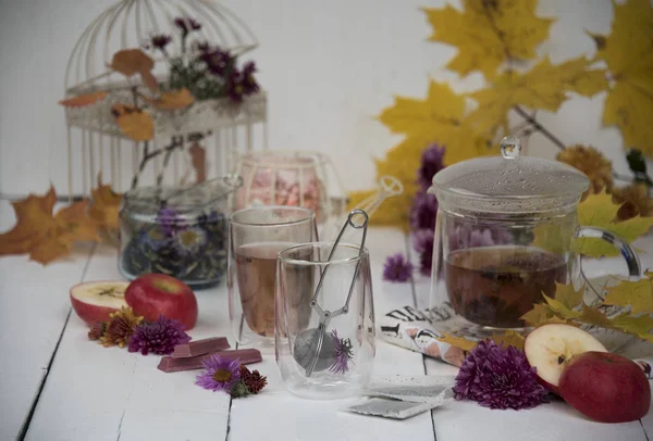 Komposition Aus Glas Teekanne Tassen Mit Kräutertee Blumen Äpfeln Und — Stockfoto