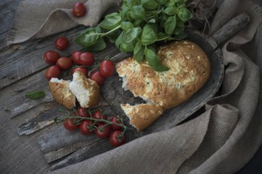 ekmek Domates ve fesleğen yaprakları ile