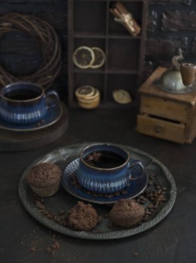 kahve ile kek gümüş tepsi üzerinde mavi vintage bardak yakın çekim 