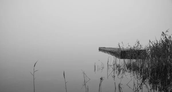 霧の湖で木製の桟橋のビュー — ストック写真