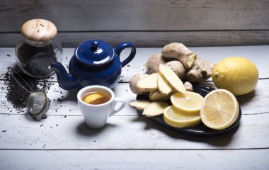 Tablo ayarı ahşap masa zencefil, çay potu ve limon dilimleri ile