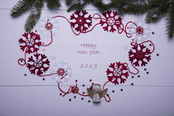 メリー クリスマス カード テンプレートのモミの枝を雪と白い背景のグッズ天使からガーランド — ストック写真