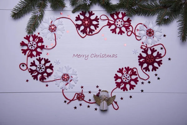 Frohe Weihnachten Kartenvorlage Mit Tannenzweigen Girlanden Aus Schneeflocken Und Spielzeugengel — Stockfoto