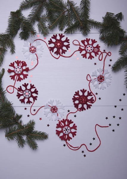 Шаблон Рождественской Открытки Еловыми Ветвями Гирляндой Снежинки Белом Фоне — стоковое фото