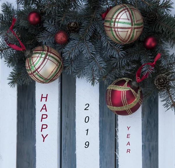 Ramas Árbol Navidad Decoradas Con Bolas Rojas Doradas Plateadas Sobre — Foto de Stock