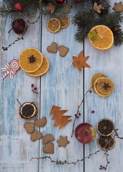 Kerstboom Takken Met Rood Goud Zilver Ballen Gedroogde Stukjes Sinaasappel — Stockfoto