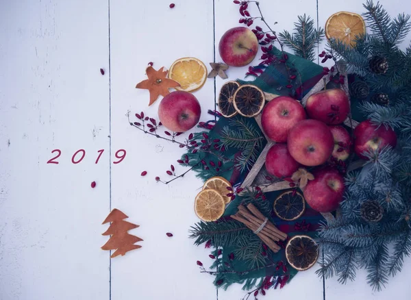 Plantilla Tarjeta Feliz Navidad Con Ramas Abeto Manzanas Bayas Rodajas — Foto de Stock