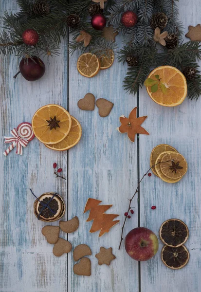 Kerstboom Takken Met Rood Goud Zilver Ballen Gedroogde Stukjes Sinaasappel — Stockfoto