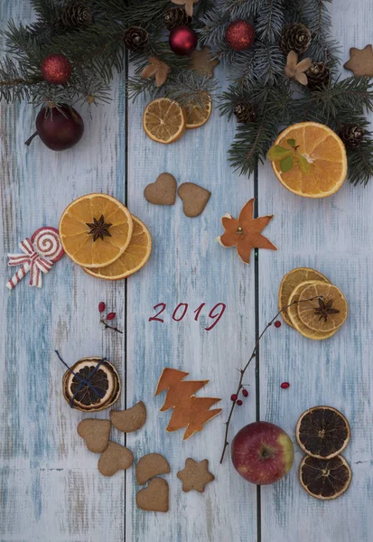 Kerstboom Takken Met Rood Goud Zilver Ballen Gedroogde Stukjes Sinaasappel — Stockfoto
