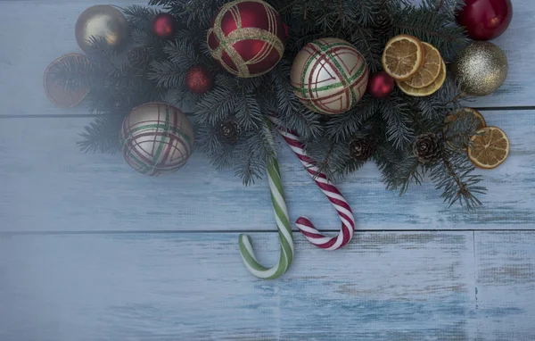 Kerstboom Takken Met Rood Goud Zilver Ballen Gedroogde Stukjes Sinaasappel — Stockfoto