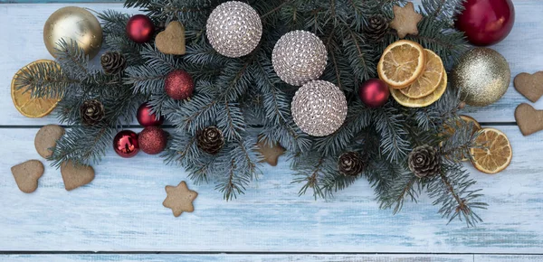 Kerstboom Takken Versierd Met Rood Goud Zilver Ballen Gedroogde Stukjes — Stockfoto