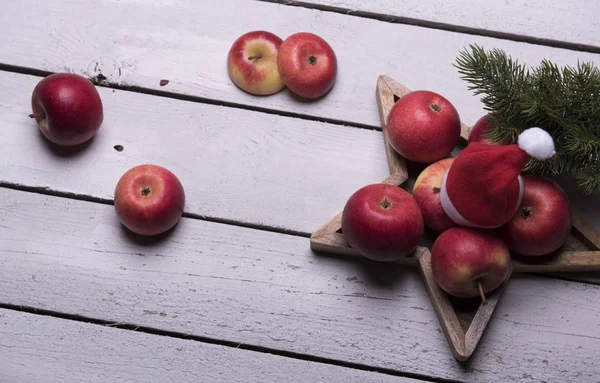 Reife Äpfel Hölzernen Stern Und Tannenzweigen — Stockfoto