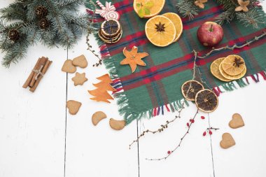 Neşeli Noel kartı şablonu çam dalları, elma, çilek ve portakal dilimleri ile