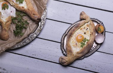 iki Acara khachapuri içinde taze yumurta ile üstten görünüm