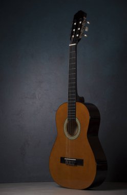 Gri arka plan üzerinde akustik gitar 