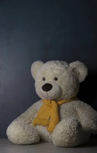 Teddybär Gelbem Schal Auf Grauem Hintergrund — Stockfoto