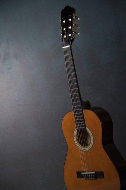 Gri arka plan üzerinde akustik gitar 