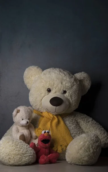 Teddybären Und Rosa Spielzeug Auf Grauem Hintergrund — Stockfoto