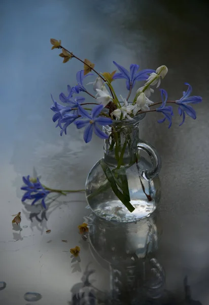 夏天的花在透明花瓶里的镜子里花束 — 图库照片
