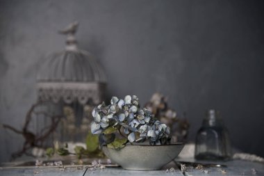ahşap masa üzerinde seramik tabak HORTENSIA çiçek kurutulmuş